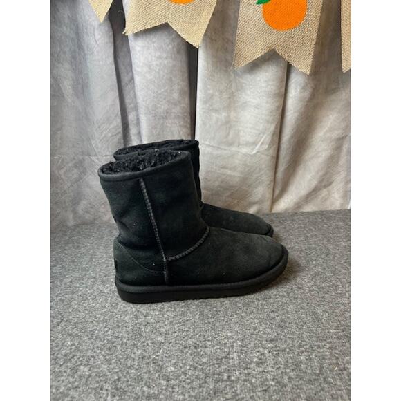 UGG Kids Classic Mid Suede Black Boot, USA Size 4 - Picture 1 of 7